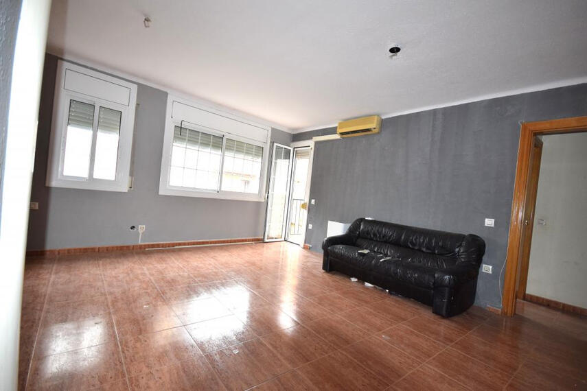 canalspisos.cat - 93 106 99 06 - Salón comedor de 25 metros con salida al balcón