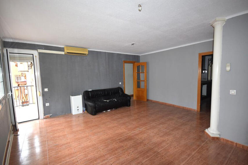 canalspisos.cat - 93 106 99 06 - Salón comedor de 25 metros con salida al balcón